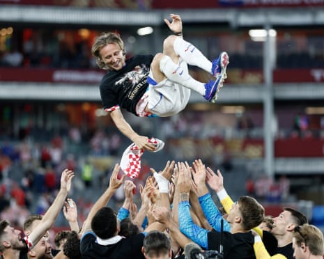 Luka Modric duoc dong doi tung len sau chien thang cua Croatia truoc Panama