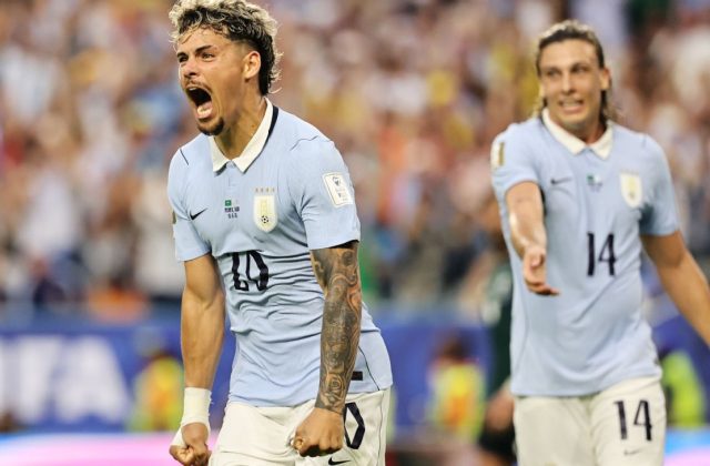 Cau thu Uruguay an mung sau ban go vao luoi Saudi Arabia