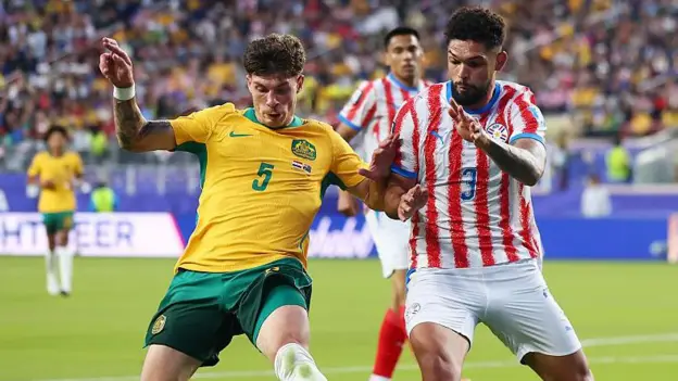 Australia tranh bóng với Paraguay trong trận hòa 0-0 ở World Cup 2026