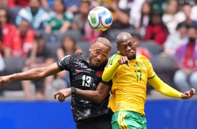 Cầu thủ Nam Phi tranh chấp bóng với Canada trong trận thua 0-1 tại World Cup 2026