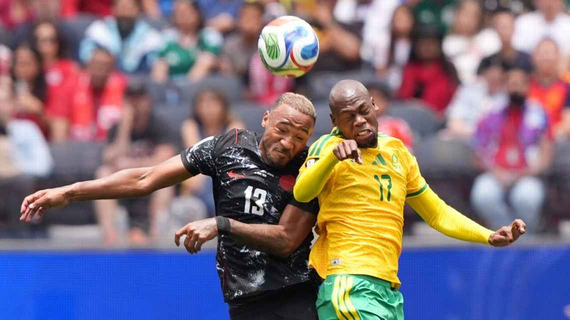 Cầu thủ Nam Phi tranh chấp bóng với Canada trong trận thua 0-1 tại World Cup 2026
