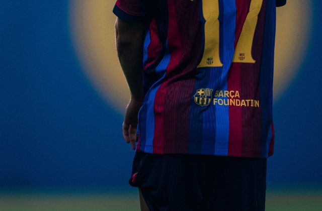 Áo đấu Barcelona có logo Barca Foundation trước trận gặp Birmingham
