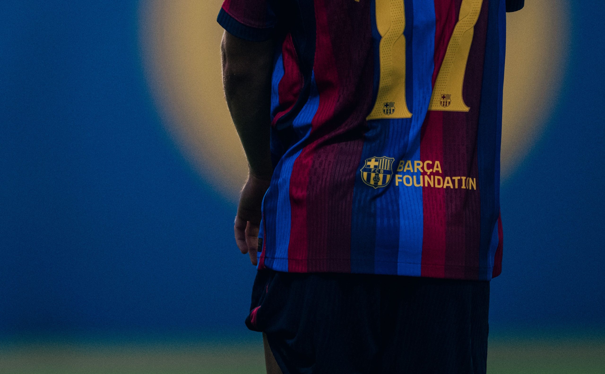 Áo đấu Barcelona có logo Barca Foundation trước trận gặp Birmingham