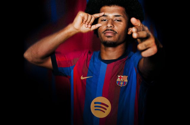 Karim Adeyemi trong ngày Barcelona công bố bản hợp đồng mới