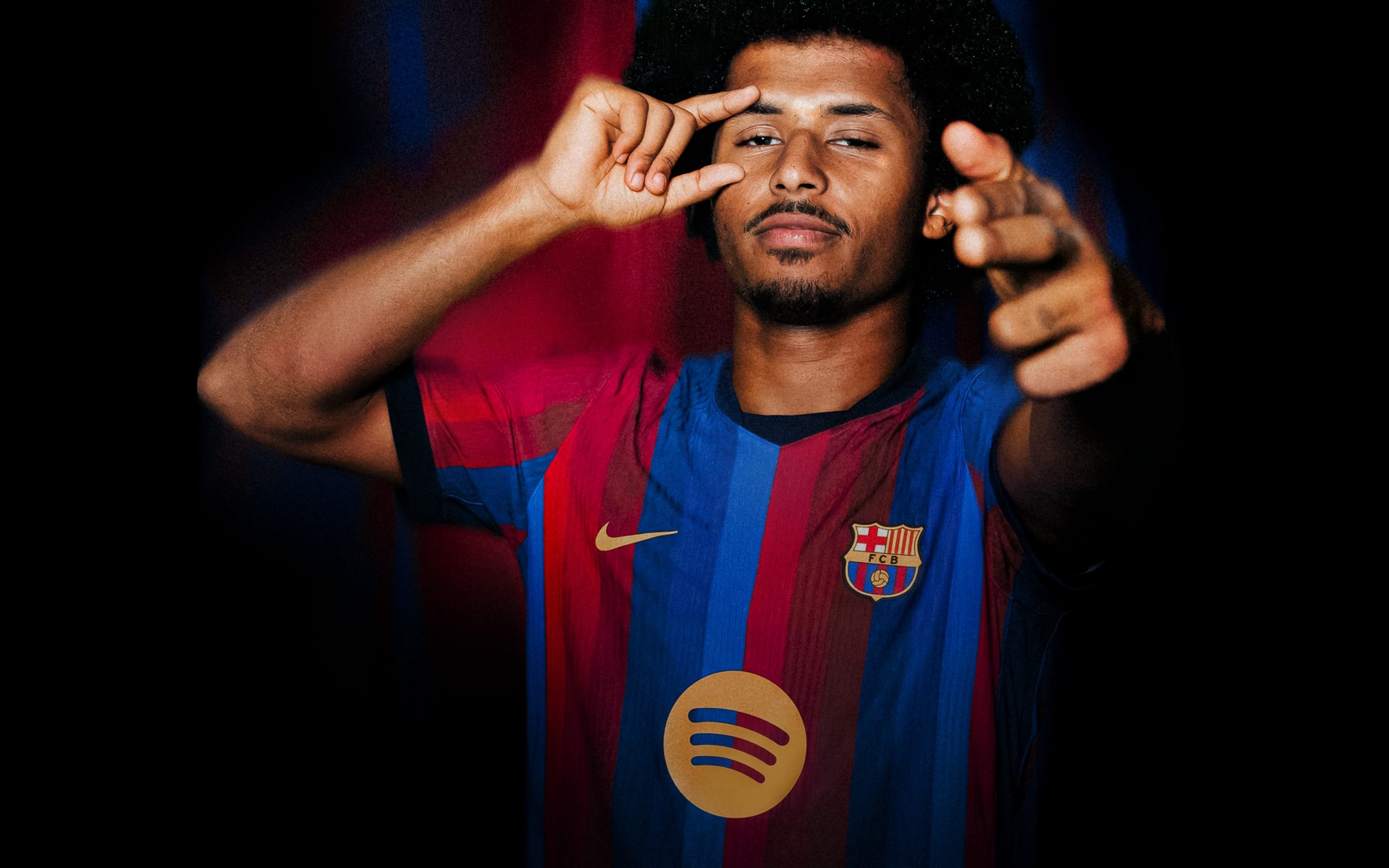 Karim Adeyemi trong ngày Barcelona công bố bản hợp đồng mới