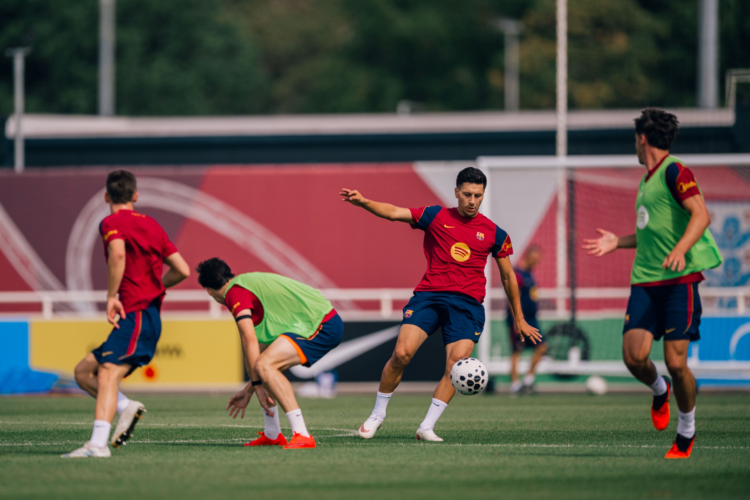 Barcelona tập luyện tại Anh trong chuyến chuẩn bị hè 2026