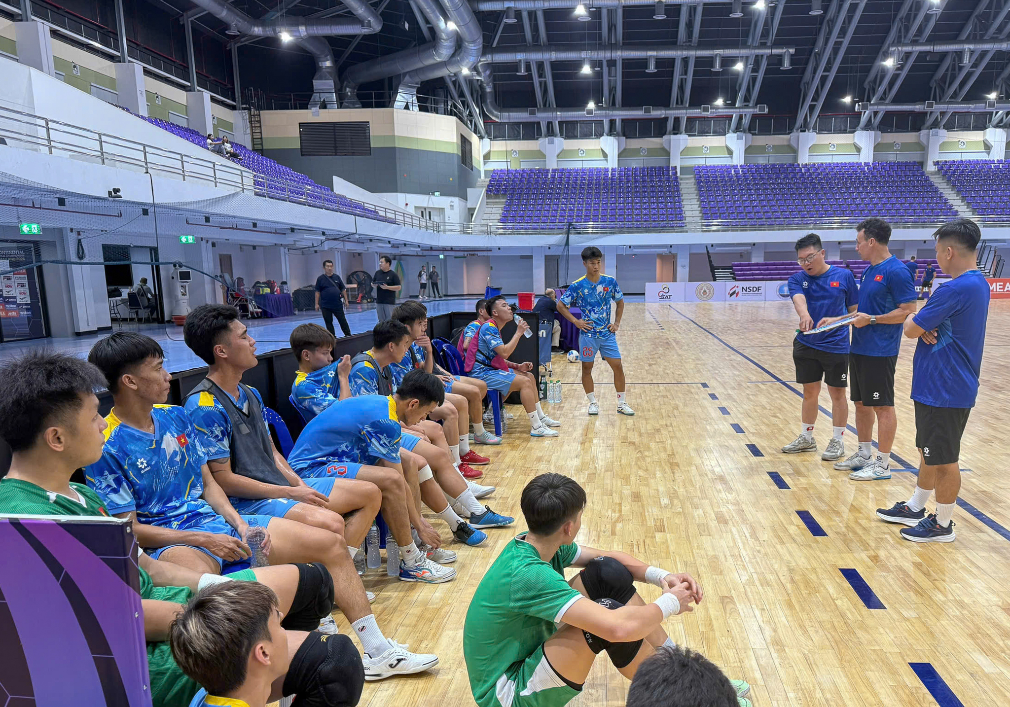 Đội tuyển futsal Việt Nam tập luyện tại Nonthaburi Thái Lan