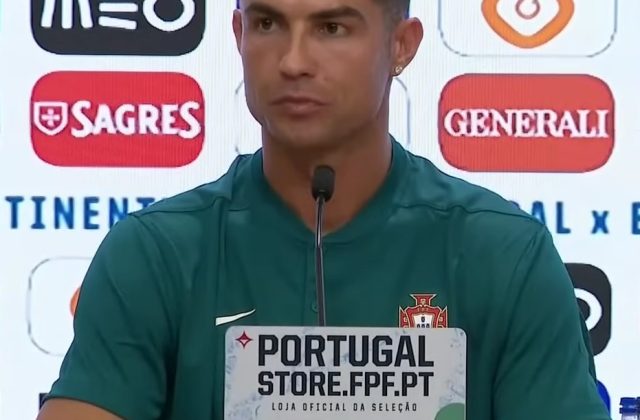Cristiano Ronaldo trong màu áo đội tuyển Bồ Đào Nha