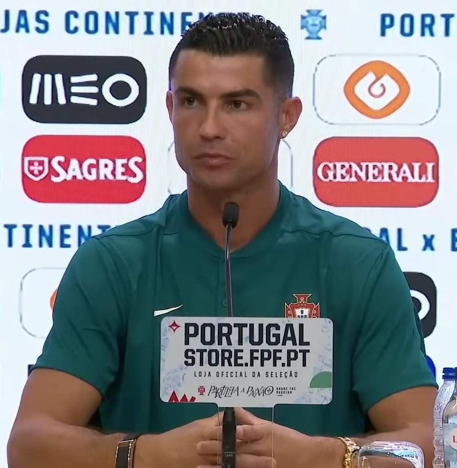 Cristiano Ronaldo trong màu áo đội tuyển Bồ Đào Nha