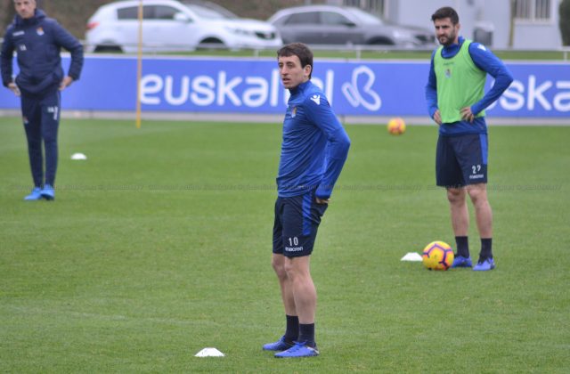 Mikel Oyarzabal trong mau ao Tay Ban Nha truoc tran thang Ao 3-0