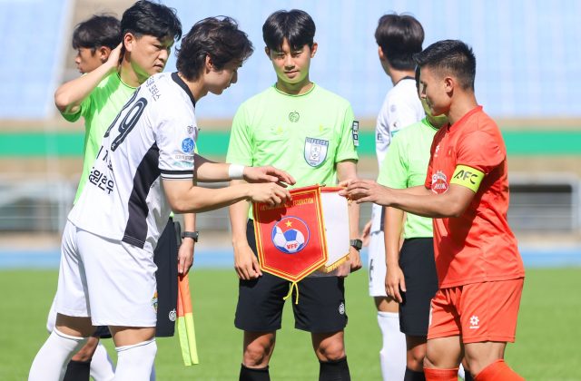 Cầu thủ Tuyển Việt Nam thi đấu trong trận tập huấn với Gangwon FC tại Hàn Quốc