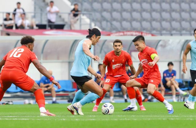 Quang Hải tập cùng đội tuyển Việt Nam trước trận gặp Gangwon FC