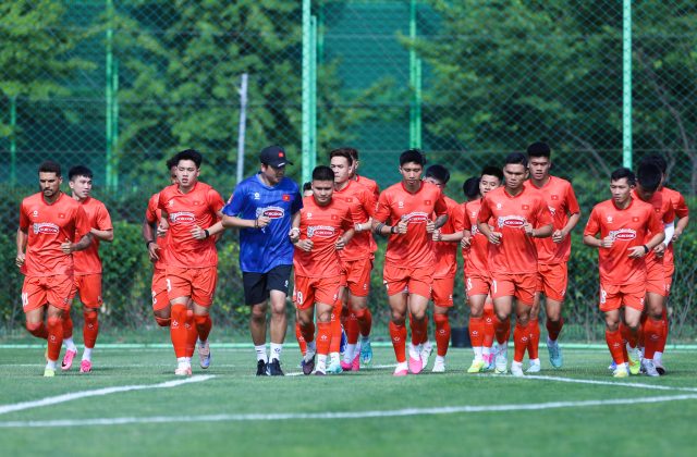 Các cầu thủ đội tuyển Việt Nam tập luyện tại Incheon trong chuyến tập huấn Hàn Quốc