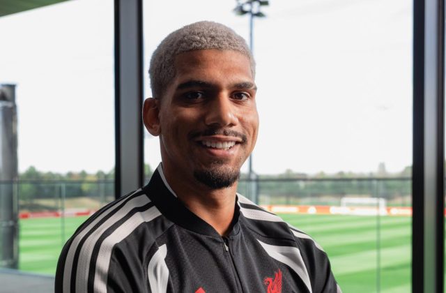 Ronald Araujo trong màu áo Liverpool