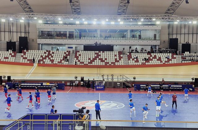 Một pha bóng trong trận đấu futsal