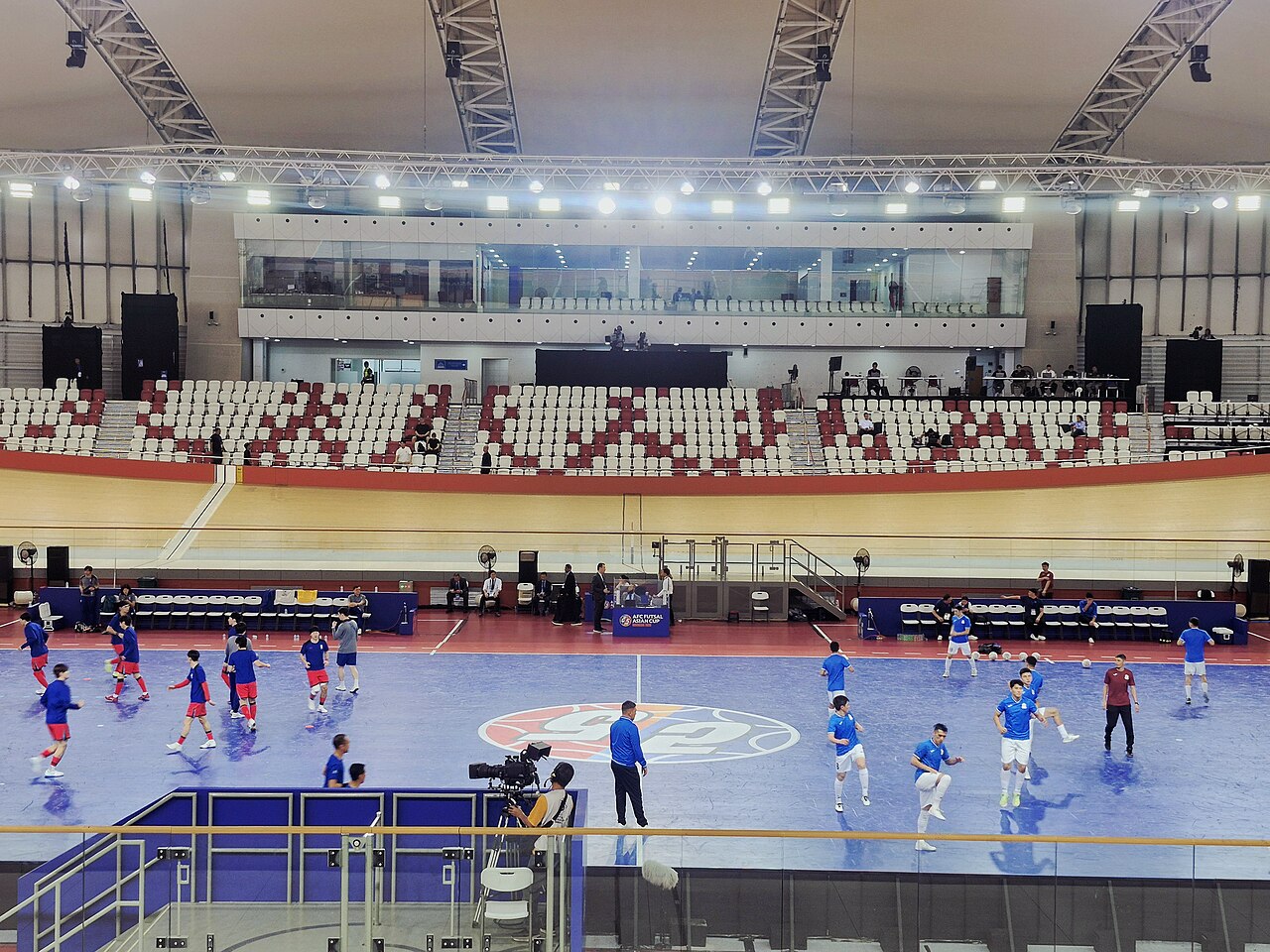 Một pha bóng trong trận đấu futsal