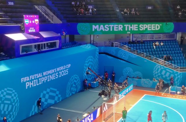Một pha bóng trong trận đấu futsal