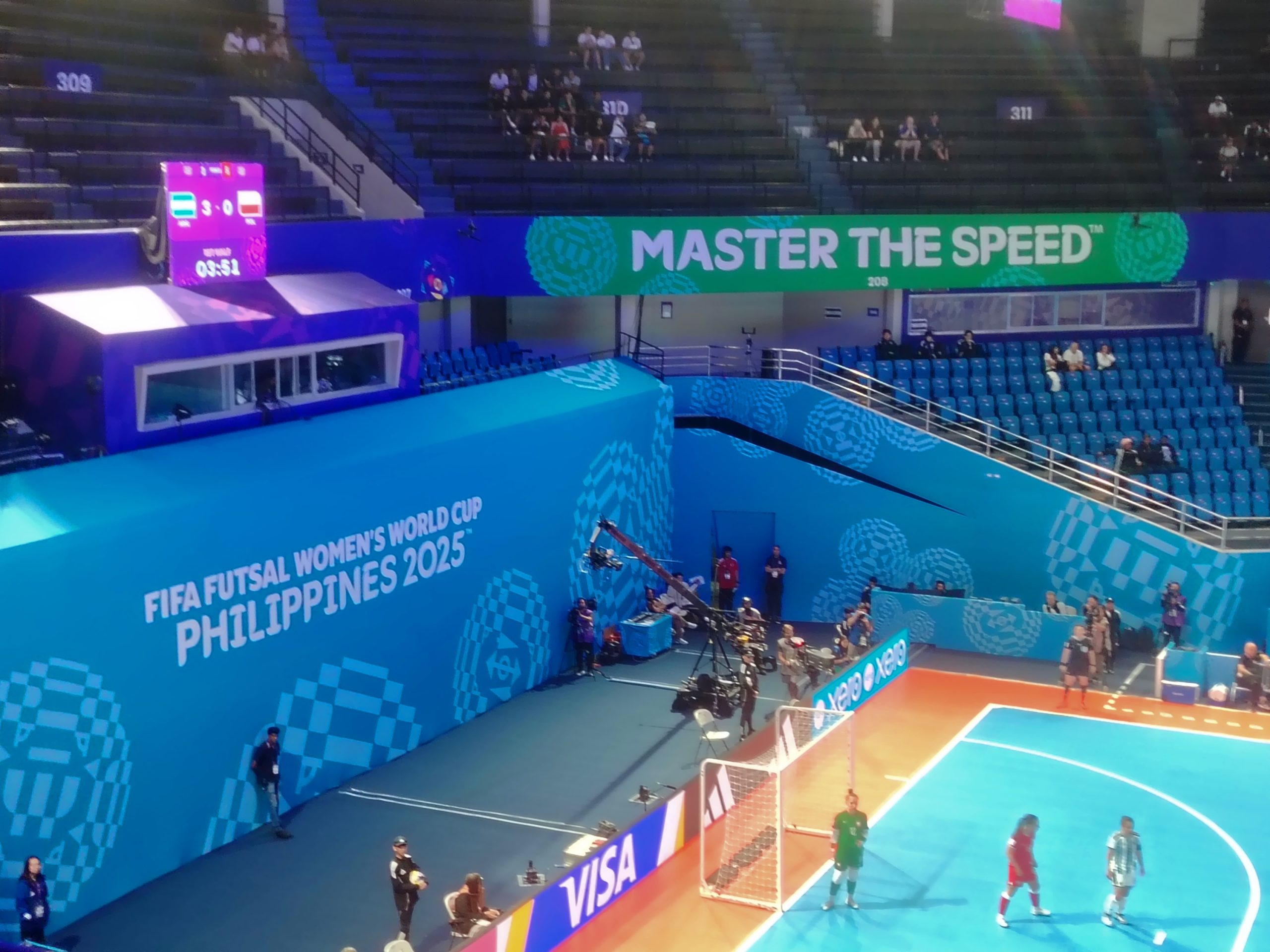 Một pha bóng trong trận đấu futsal