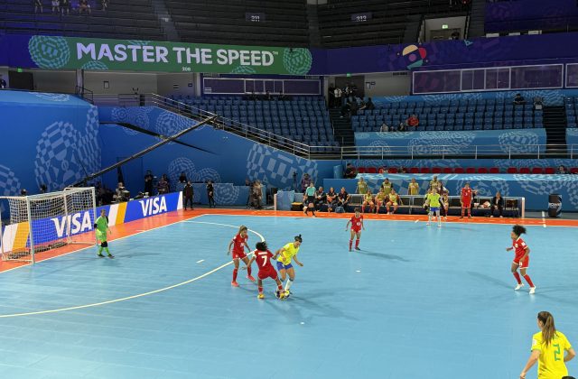 Một pha bóng trong trận đấu futsal