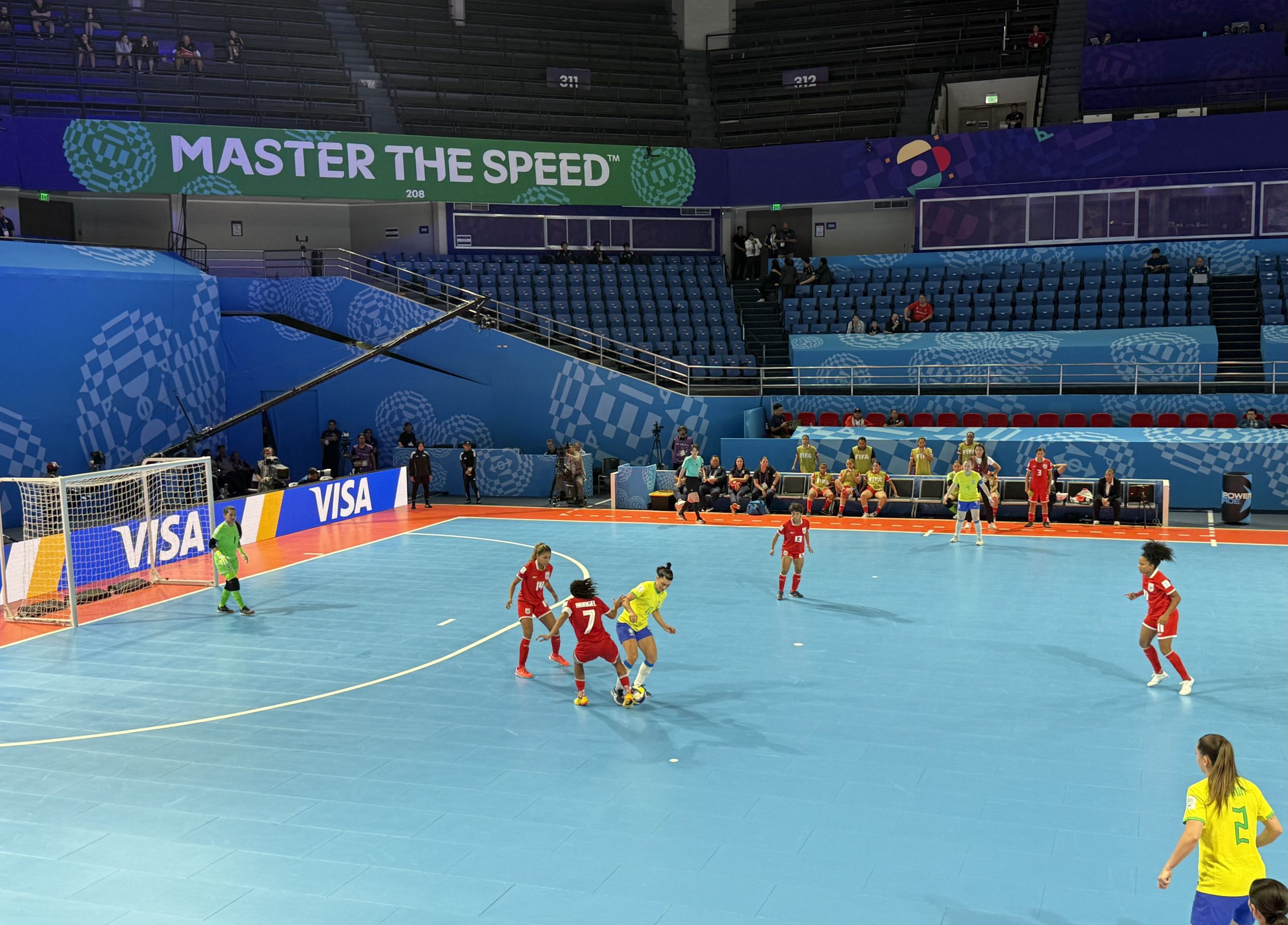 Một pha bóng trong trận đấu futsal