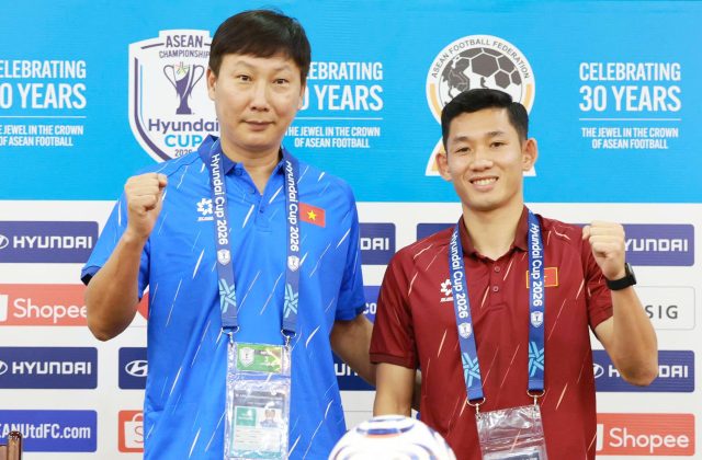 HLV Kim Sang Sik trong buổi họp báo trước trận gặp Campuchia
