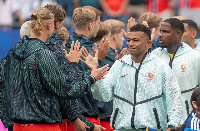 Kylian Mbappé trong màu áo tuyển Pháp