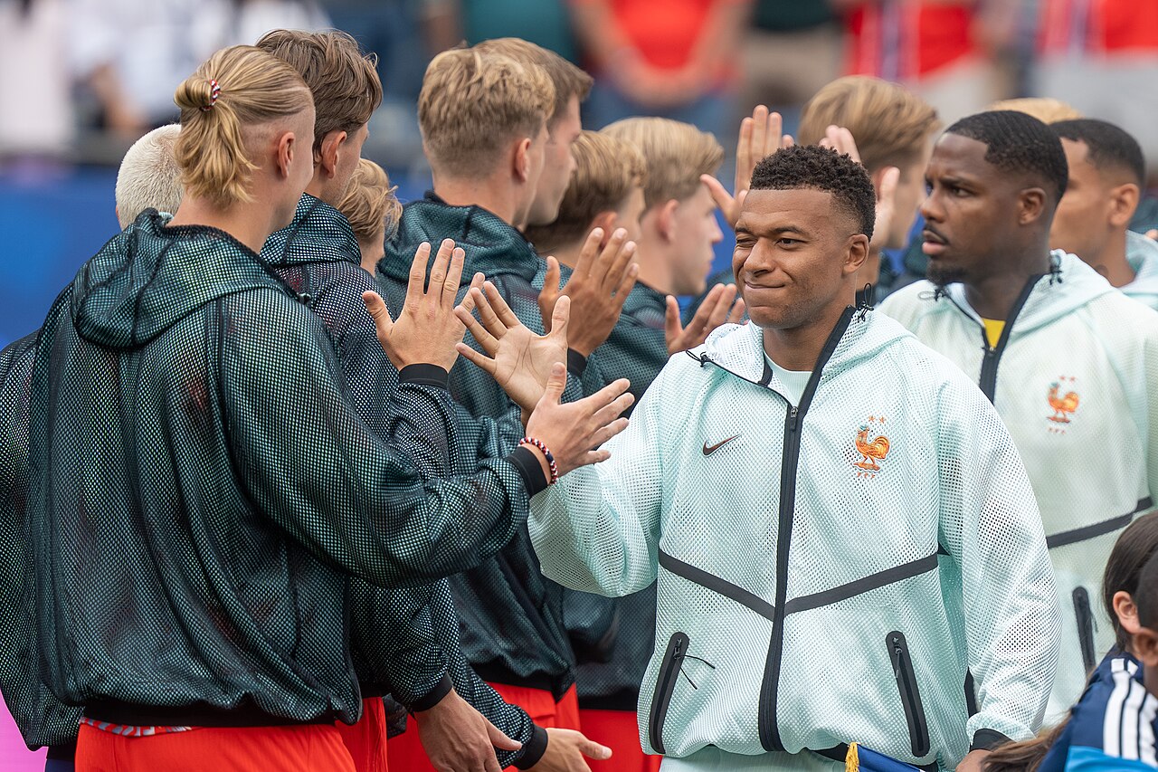 Kylian Mbappé trong màu áo tuyển Pháp