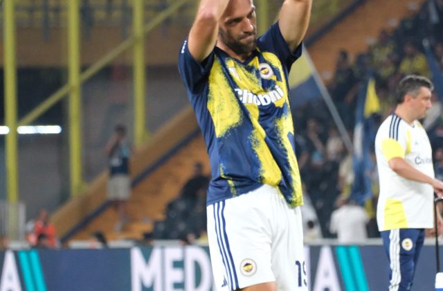 Vedat Muriqi trong màu áo Fenerbahce