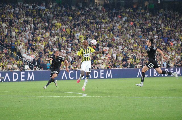 Anderson Talisca trong màu áo Fenerbahce
