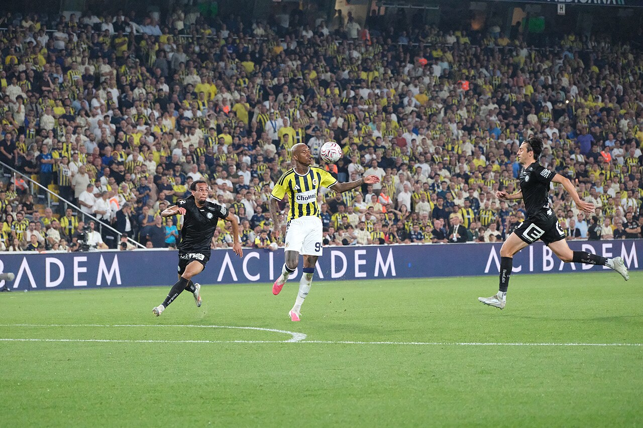 Anderson Talisca trong màu áo Fenerbahce