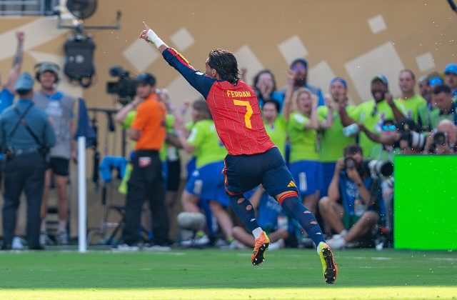 Ferran Torres trong màu áo đội tuyển Tây Ban Nha