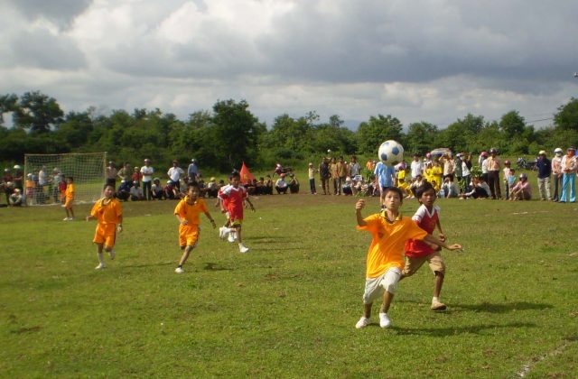 Một cầu thủ nhí đang chơi bóng