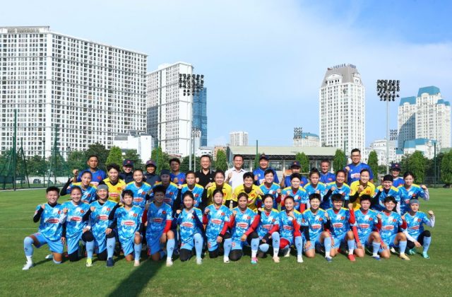 Phó Chủ tịch VFF Trần Anh Tú gặp mặt ĐT nữ Việt Nam