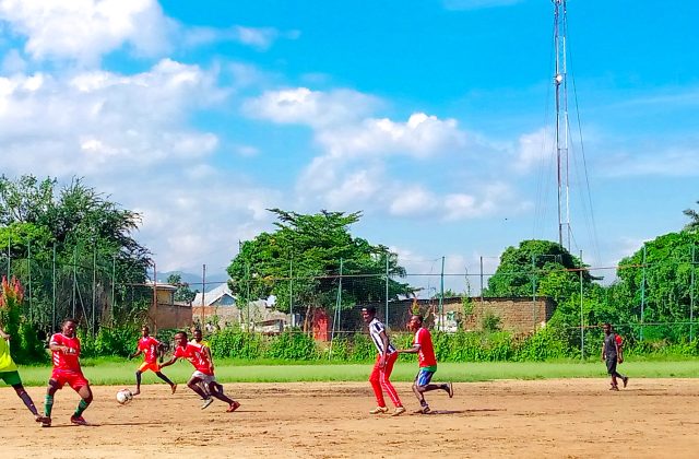 Trận đấu bóng đá trẻ tại một sân cỏ