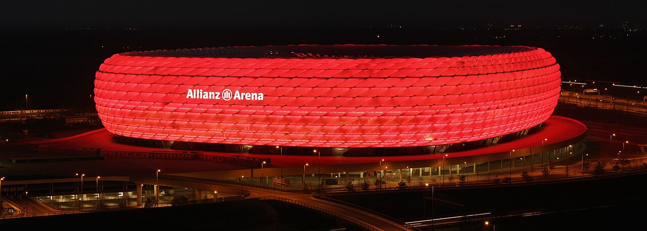 Sân vận động Allianz Arena của Bayern Munich về đêm