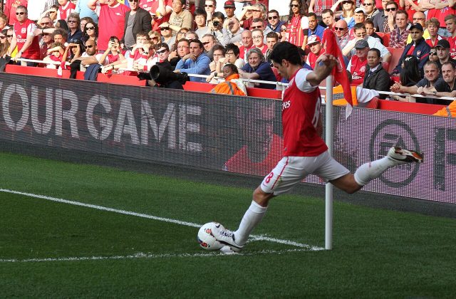 HLV Mikel Arteta trong khu kỹ thuật