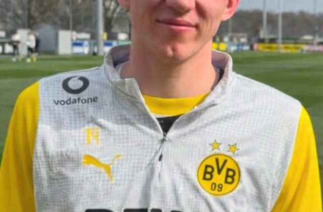 Maximilian Beier trong buổi tập của Borussia Dortmund