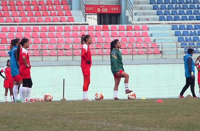 Buổi tập của một đội tuyển bóng đá nữ trên sân vận động