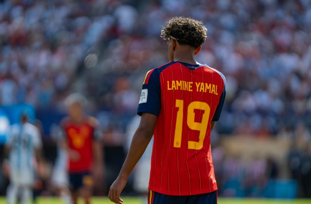 Lamine Yamal trong màu áo đội tuyển Tây Ban Nha